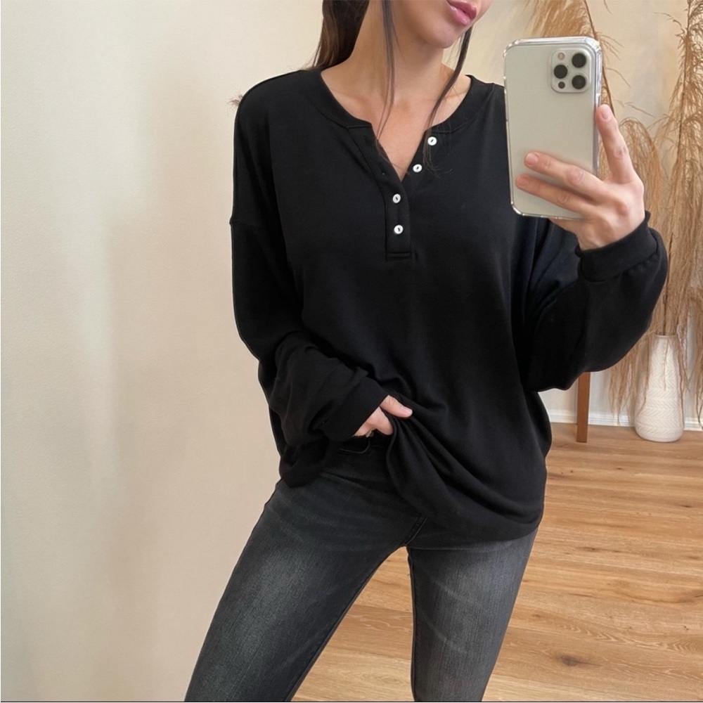 🔁 REPOSH • mrsalliexo Black Long Sleeve Button-Up Top